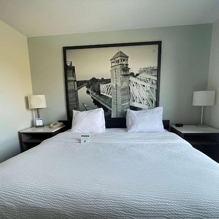 Super 8 By Wyndham Peterborough Hotel Buitenkant foto