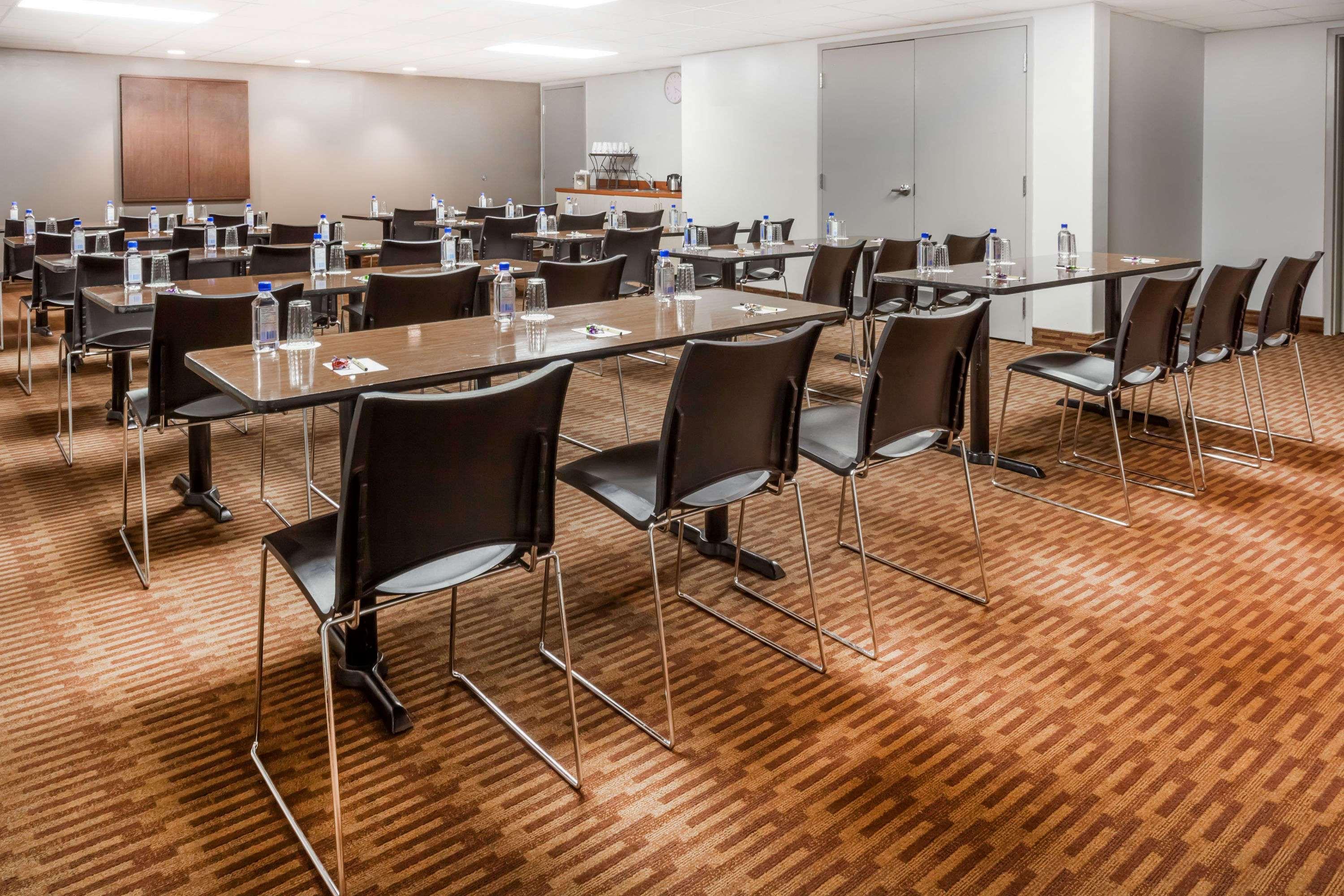 Super 8 By Wyndham Peterborough Hotel Buitenkant foto