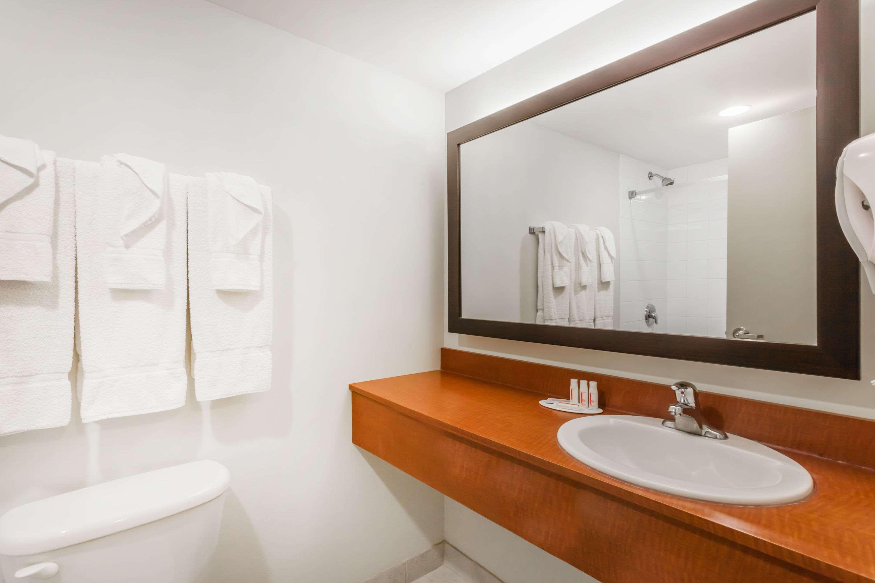 Super 8 By Wyndham Peterborough Hotel Buitenkant foto