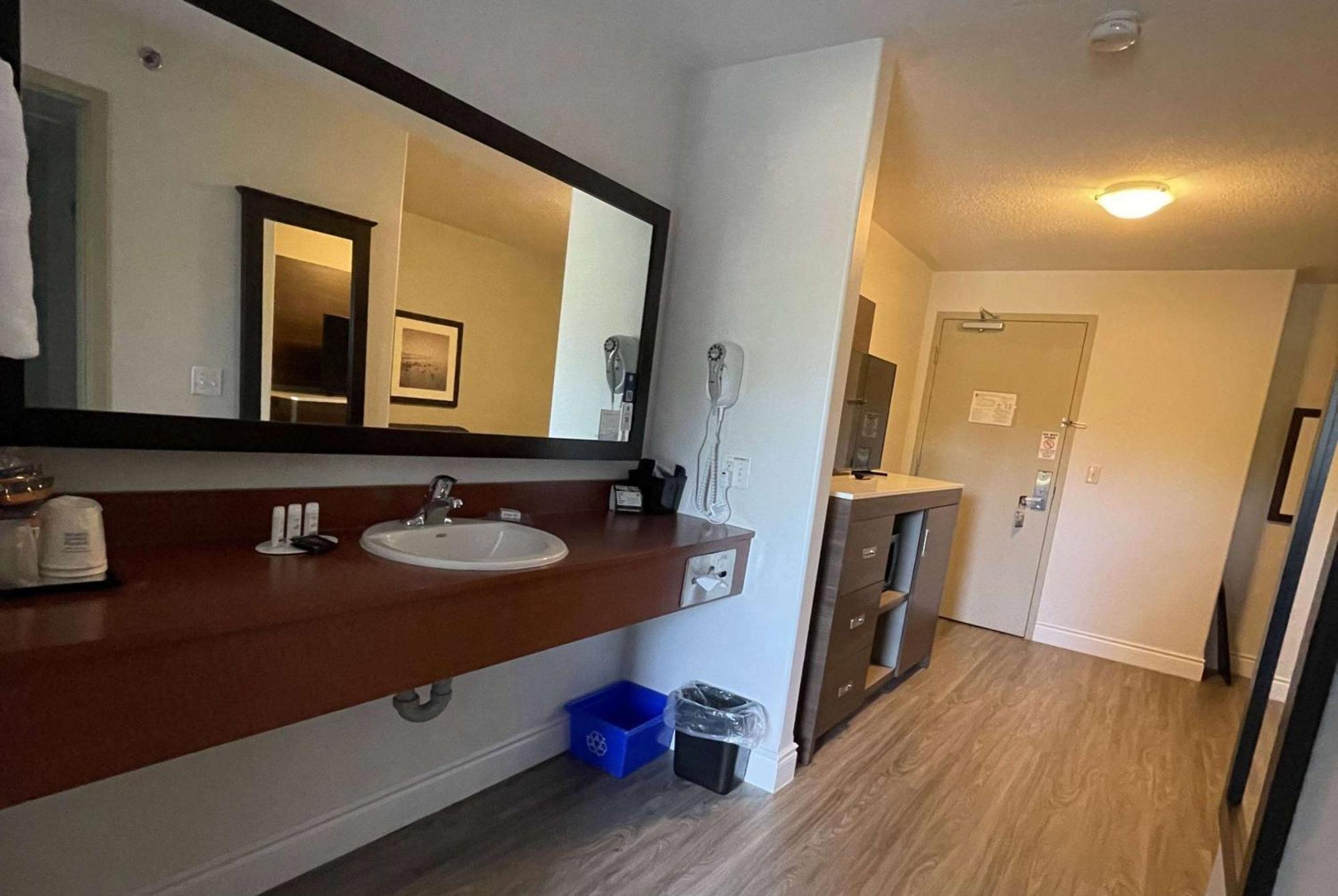 Super 8 By Wyndham Peterborough Hotel Buitenkant foto