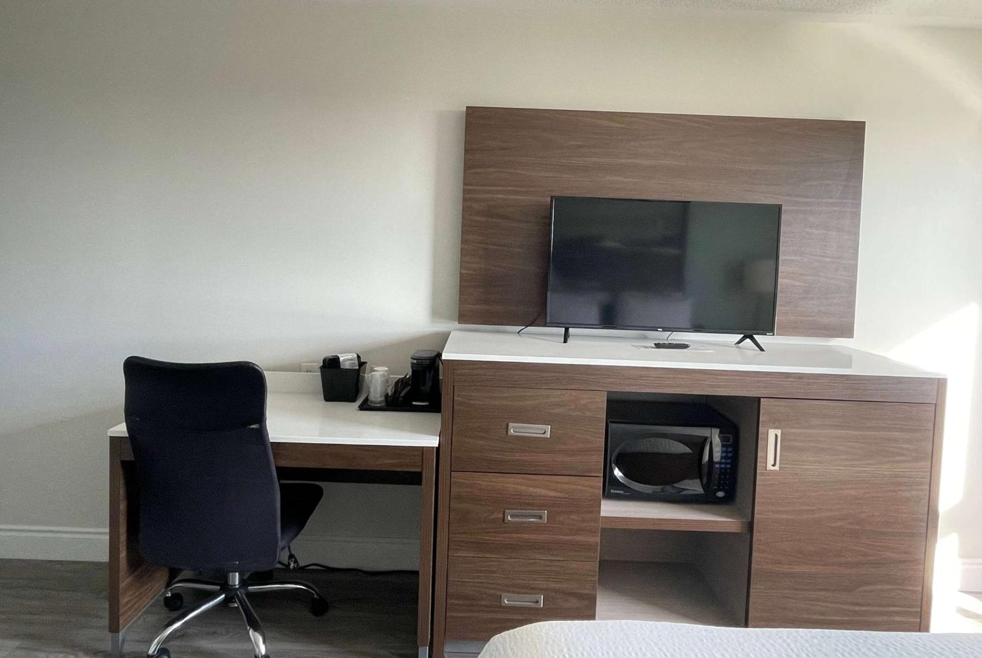 Super 8 By Wyndham Peterborough Hotel Buitenkant foto