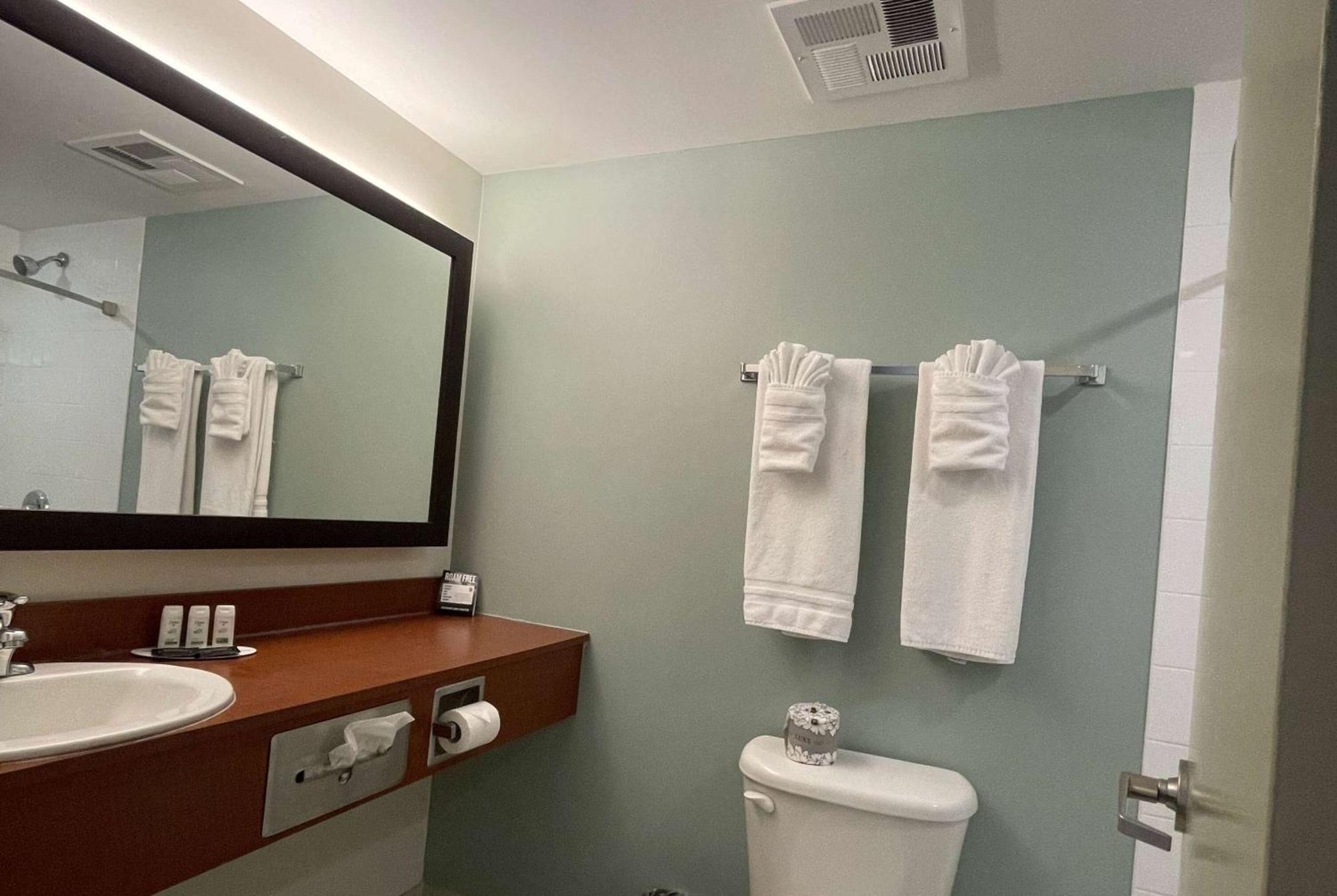 Super 8 By Wyndham Peterborough Hotel Buitenkant foto