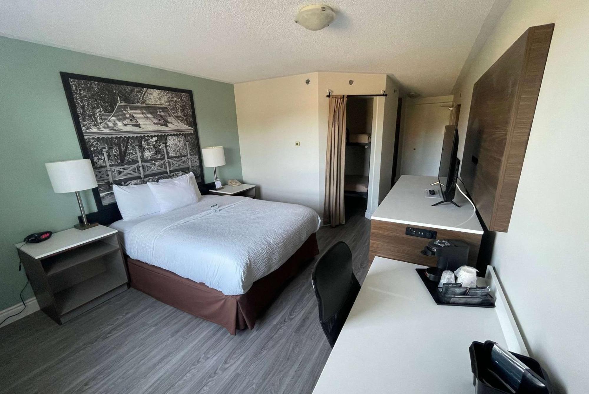 Super 8 By Wyndham Peterborough Hotel Buitenkant foto
