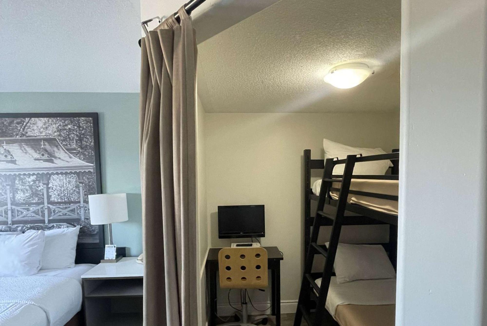 Super 8 By Wyndham Peterborough Hotel Buitenkant foto