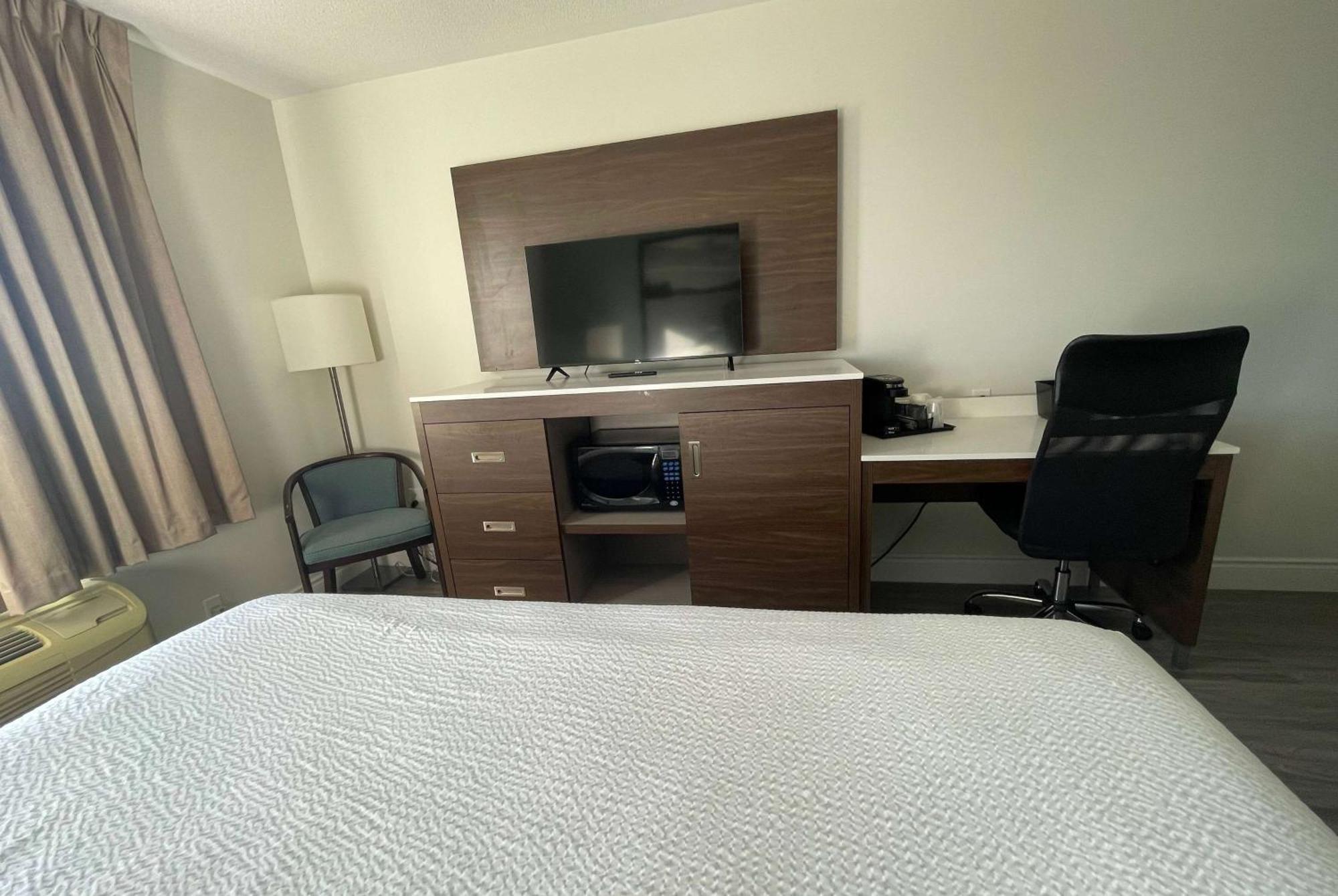 Super 8 By Wyndham Peterborough Hotel Buitenkant foto