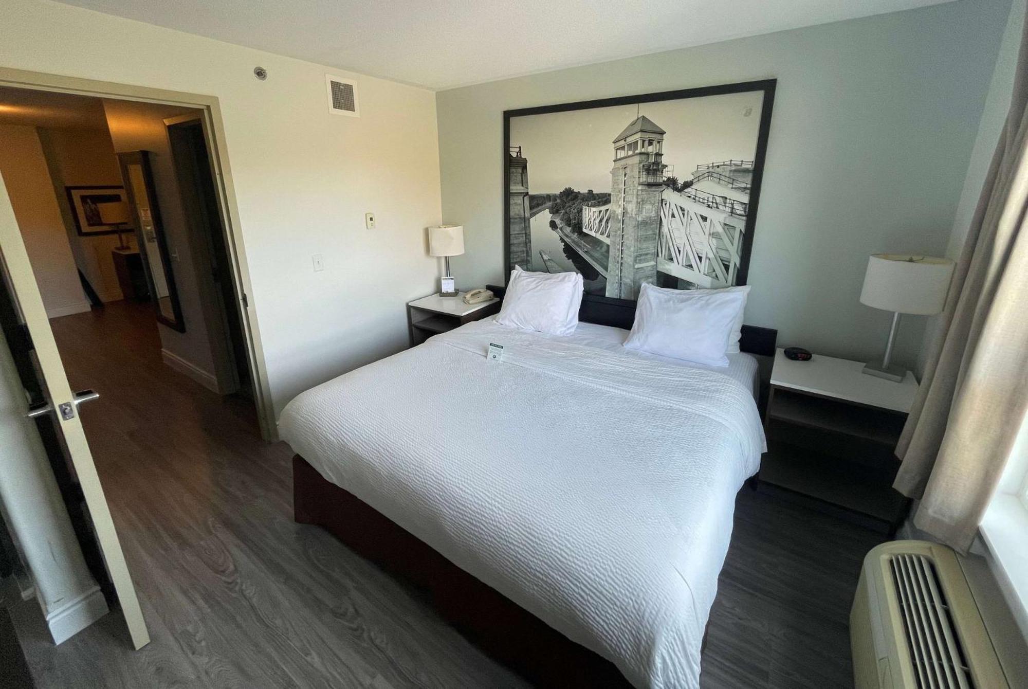 Super 8 By Wyndham Peterborough Hotel Buitenkant foto