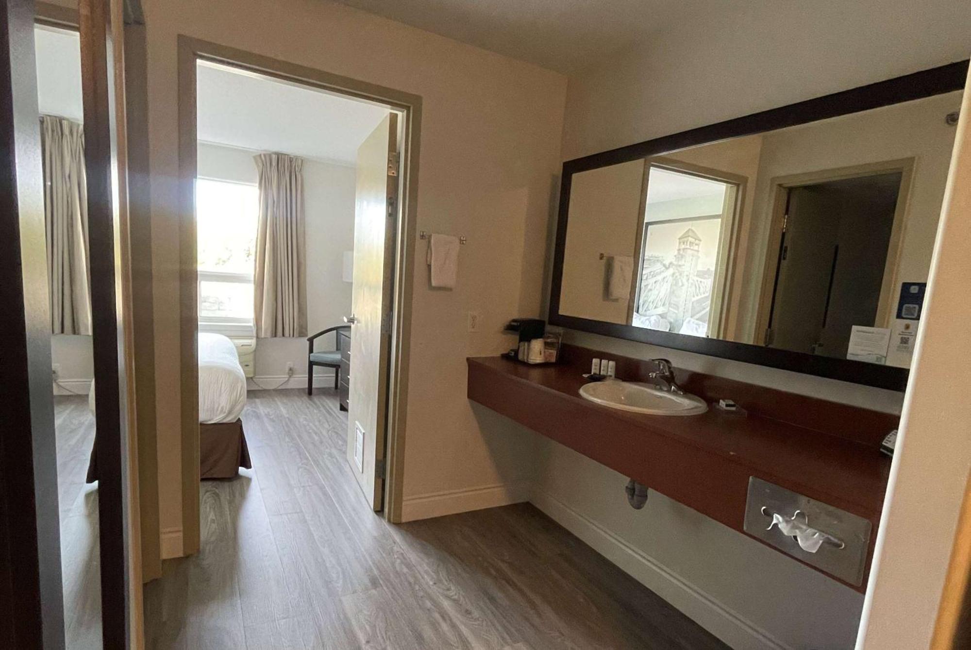 Super 8 By Wyndham Peterborough Hotel Buitenkant foto