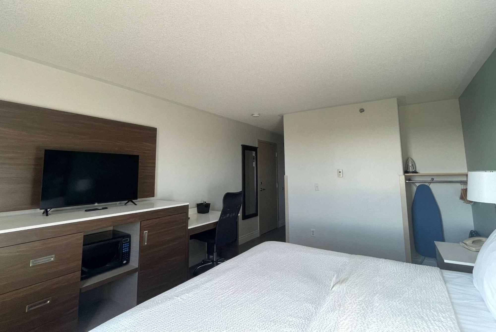 Super 8 By Wyndham Peterborough Hotel Buitenkant foto