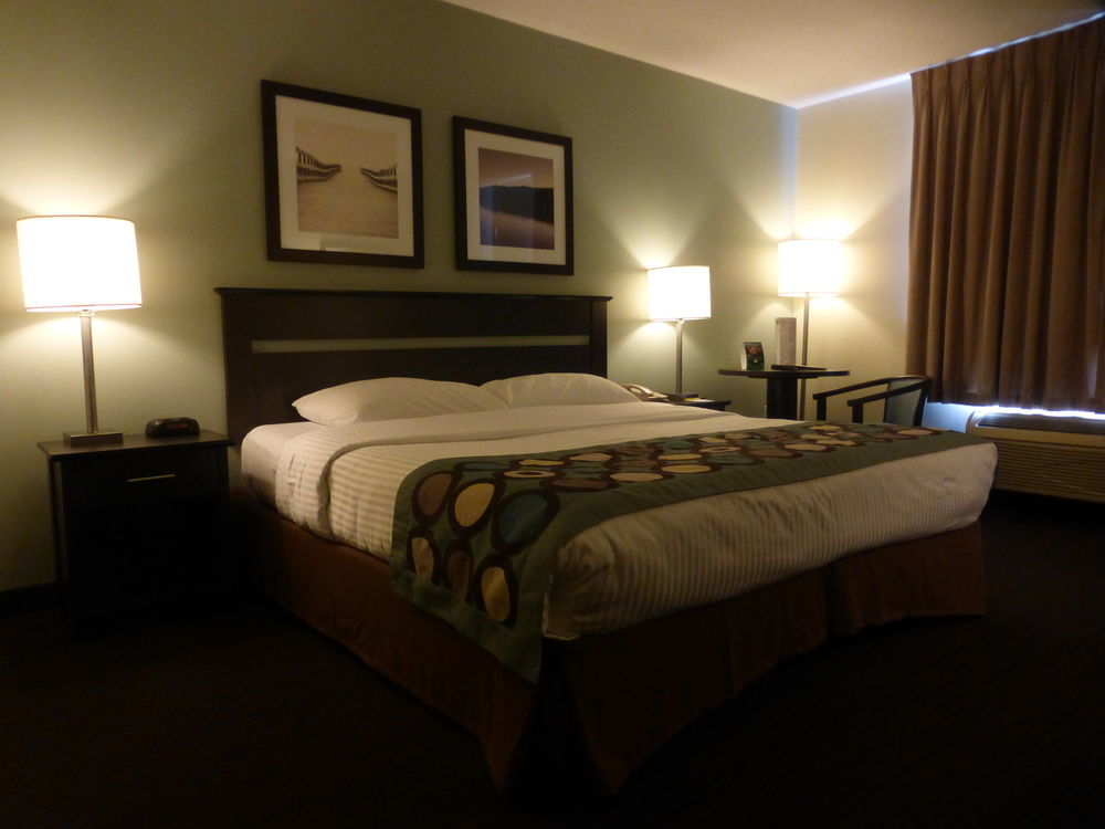 Super 8 By Wyndham Peterborough Hotel Buitenkant foto