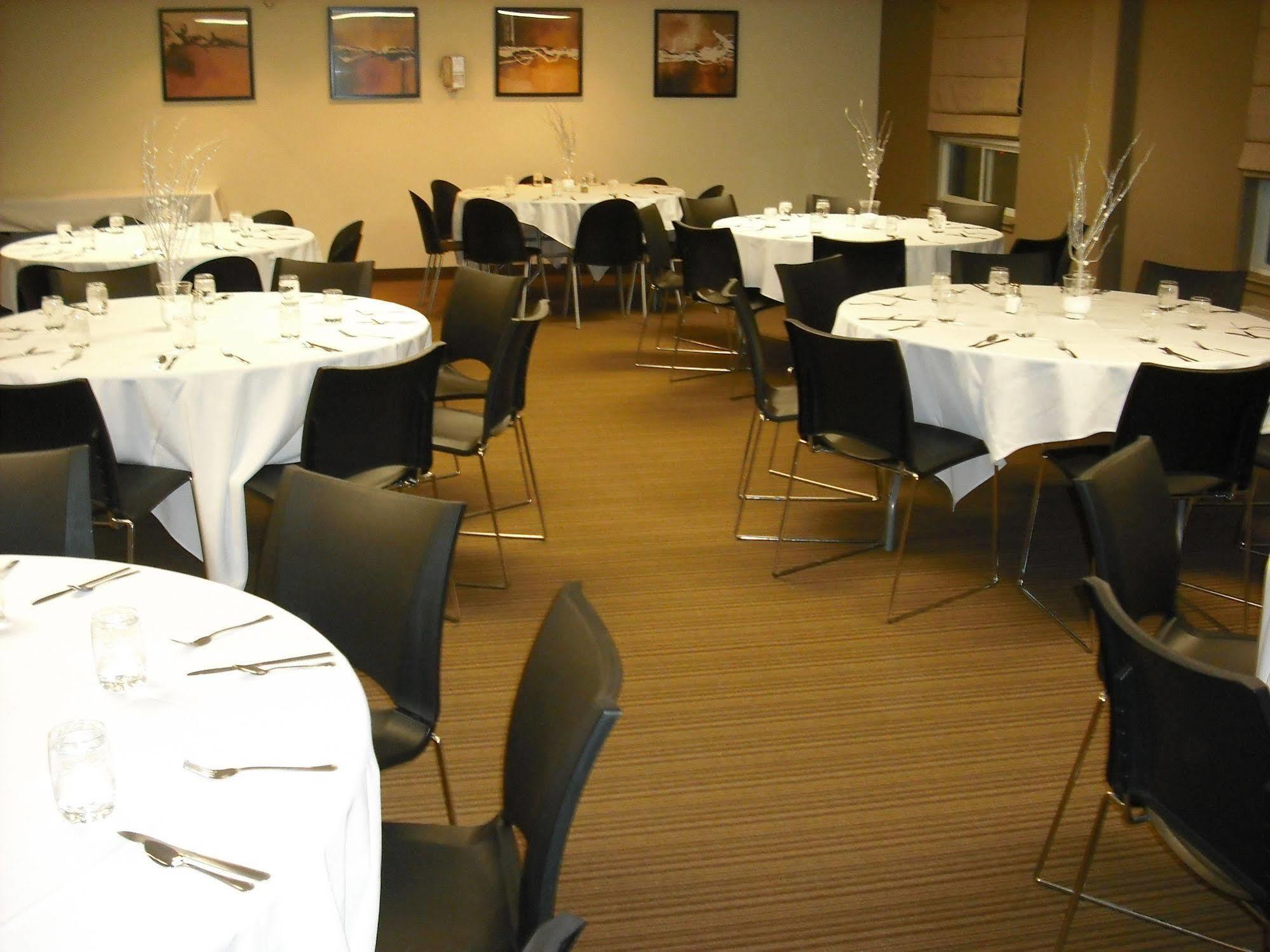 Super 8 By Wyndham Peterborough Hotel Buitenkant foto