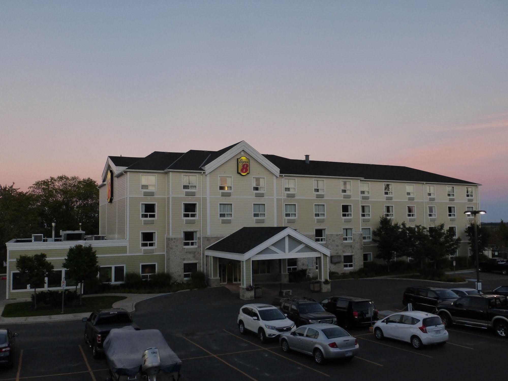 Super 8 By Wyndham Peterborough Hotel Buitenkant foto