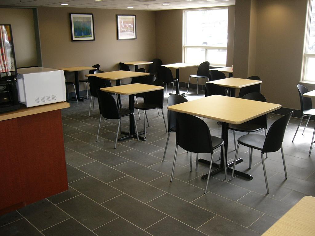 Super 8 By Wyndham Peterborough Hotel Buitenkant foto