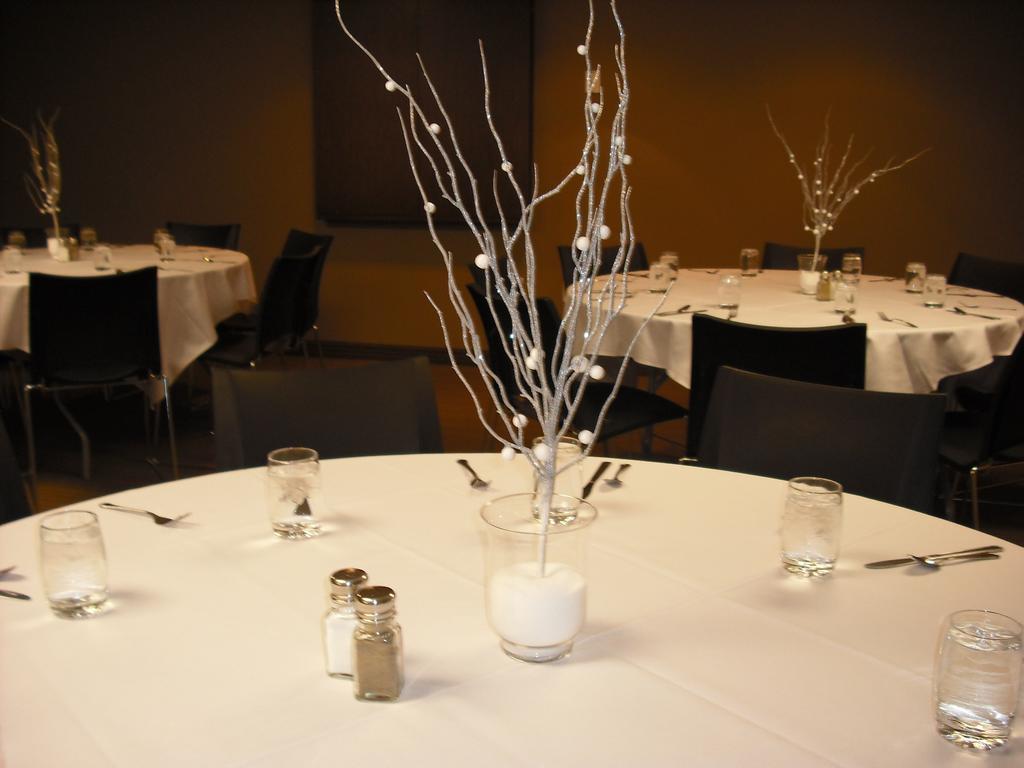 Super 8 By Wyndham Peterborough Hotel Buitenkant foto