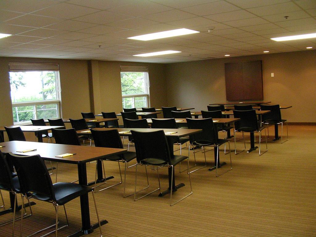 Super 8 By Wyndham Peterborough Hotel Buitenkant foto
