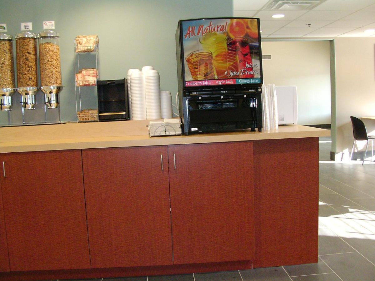 Super 8 By Wyndham Peterborough Hotel Buitenkant foto